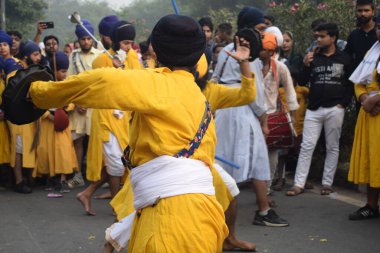 Delhi, Hindistan, 15 Ağustos 2024 - Doğu Delhi bölgesinde Guru Nanak Dev, Nagar Kirtan 'ın doğum günü dolayısıyla geleneksel Nagar Kirtan, geleneksel Nagar geçit töreninde Sihler gatka ve dövüş sanatları sergiliyor
