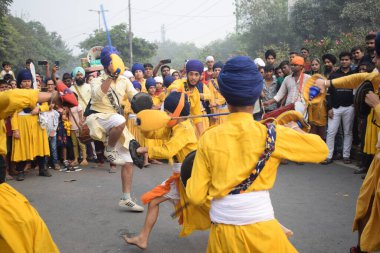 Delhi, Hindistan, 15 Ağustos 2024 - Doğu Delhi bölgesinde Guru Nanak Dev, Nagar Kirtan 'ın doğum günü dolayısıyla geleneksel Nagar Kirtan, geleneksel Nagar geçit töreninde Sihler gatka ve dövüş sanatları sergiliyor