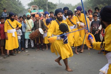 Delhi, Hindistan, 15 Ağustos 2024 - Doğu Delhi bölgesinde Guru Nanak Dev, Nagar Kirtan 'ın doğum günü dolayısıyla geleneksel Nagar Kirtan, geleneksel Nagar geçit töreninde Sihler gatka ve dövüş sanatları sergiliyor
