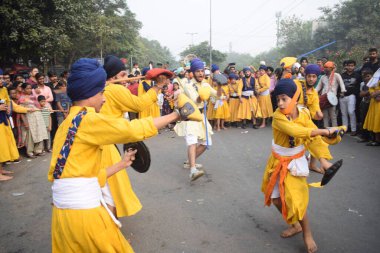 Delhi, Hindistan, 15 Ağustos 2024 - Doğu Delhi bölgesinde Guru Nanak Dev, Nagar Kirtan 'ın doğum günü dolayısıyla geleneksel Nagar Kirtan, geleneksel Nagar geçit töreninde Sihler gatka ve dövüş sanatları sergiliyor