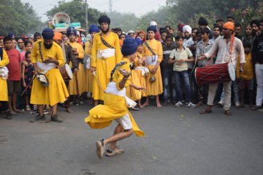 Delhi, Hindistan, 15 Ağustos 2024 - Doğu Delhi bölgesinde Guru Nanak Dev, Nagar Kirtan 'ın doğum günü dolayısıyla geleneksel Nagar Kirtan, geleneksel Nagar geçit töreninde Sihler gatka ve dövüş sanatları sergiliyor