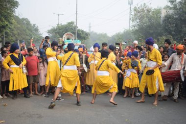 Delhi, Hindistan, 15 Ağustos 2024 - Doğu Delhi bölgesinde Guru Nanak Dev, Nagar Kirtan 'ın doğum günü dolayısıyla geleneksel Nagar Kirtan, geleneksel Nagar geçit töreninde Sihler gatka ve dövüş sanatları sergiliyor