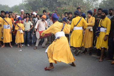 Delhi, Hindistan, 15 Ağustos 2024 - Doğu Delhi bölgesinde Guru Nanak Dev, Nagar Kirtan 'ın doğum günü dolayısıyla geleneksel Nagar Kirtan, geleneksel Nagar geçit töreninde Sihler gatka ve dövüş sanatları sergiliyor