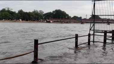 Ganga, Haridwar, Uttarakhand, Hindistan 'daki Har Ki Paudi' de görüldü. Ganga Nehri, Hindistan 'ın Ganj nehri üzerindeki Haridwar Vadisi' ndeki Hindular için en kutsal nehirdir.