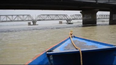 Ganga, Haridwar, Uttarakhand, Hindistan 'daki Har Ki Paudi' de görüldü. Ganga Nehri, Hindistan 'ın Ganj nehri üzerindeki Haridwar Vadisi' ndeki Hindular için en kutsal nehirdir.