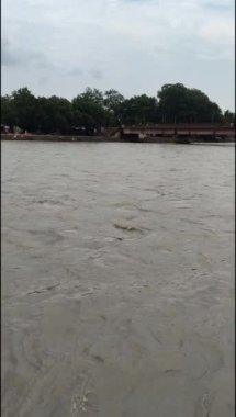 Ganga, Haridwar, Uttarakhand, Hindistan 'daki Har Ki Paudi' de görüldü. Ganga Nehri, Hindistan 'ın Ganj nehri üzerindeki Haridwar Vadisi' ndeki Hindular için en kutsal nehirdir.