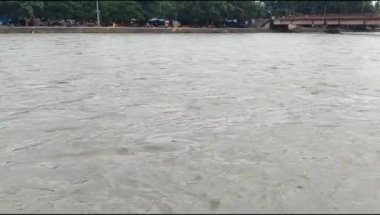 Ganga, Haridwar, Uttarakhand, Hindistan 'daki Har Ki Paudi' de görüldü. Ganga Nehri, Hindistan 'ın Ganj nehri üzerindeki Haridwar Vadisi' ndeki Hindular için en kutsal nehirdir.