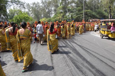 Yeni Delhi, Hindistan 25 Temmuz 2024 - Jagannath Tapınağı sırasında Kalaşlı kadınlar Mangal Kalash Yatra, Hintli Hintli dindarlar üzerinde hindistancevizi olan toprak kapları taşıyorlar