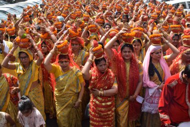 Yeni Delhi, Hindistan 25 Temmuz 2024 - Jagannath Tapınağı sırasında Kalaşlı kadınlar Mangal Kalash Yatra, Hintli Hintli dindarlar üzerinde hindistancevizi olan toprak kapları taşıyorlar