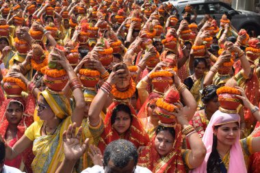Yeni Delhi, Hindistan 25 Temmuz 2024 - Jagannath Tapınağı sırasında Kalaşlı kadınlar Mangal Kalash Yatra, Hintli Hintli dindarlar üzerinde hindistancevizi olan toprak kapları taşıyorlar