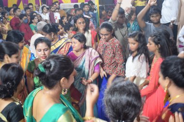 Delhi, Hindistan, Ekim 02: 2023 - Durga Idol 'un önünde ruhani dans yapan dindarlar, Durga Puja kutlamaları için Jhilmil Kolonisi Delhi' deki Kali Bari tapınağı, Durga utsav festivali, Ekim 2023