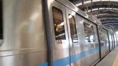 Yeni Delhi, Hindistan, 12 Ağustos 2024 - Delhi treni Yeni Delhi, Hindistan, Asya 'daki Jhandewalan metro istasyonuna varıyor.