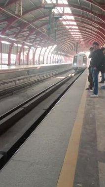 Yeni Delhi, Hindistan, 12 Ağustos 2024 - Delhi treni Yeni Delhi, Hindistan, Asya 'daki Jhandewalan metro istasyonuna varıyor.