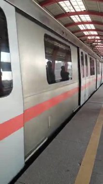 Yeni Delhi, Hindistan, 12 Ağustos 2024 - Delhi treni Yeni Delhi, Hindistan, Asya 'daki Jhandewalan metro istasyonuna varıyor.