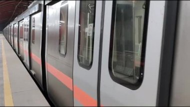 Yeni Delhi, Hindistan, 12 Ağustos 2024 - Delhi treni Yeni Delhi, Hindistan, Asya 'daki Jhandewalan metro istasyonuna varıyor.