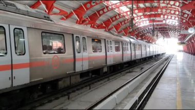 Yeni Delhi, Hindistan, 12 Ağustos 2024 - Delhi treni Yeni Delhi, Hindistan, Asya 'daki Jhandewalan metro istasyonuna varıyor.