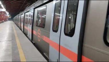 Yeni Delhi, Hindistan, 12 Ağustos 2024 - Delhi treni Yeni Delhi, Hindistan, Asya 'daki Jhandewalan metro istasyonuna varıyor.