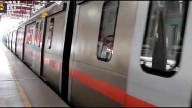 Yeni Delhi, Hindistan, 12 Ağustos 2024 - Delhi treni Yeni Delhi, Hindistan, Asya 'daki Jhandewalan metro istasyonuna varıyor.