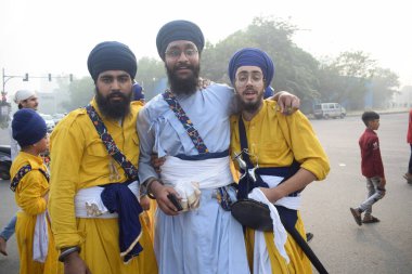 Delhi, Hindistan, 15 Ağustos 2024 - Doğu Delhi bölgesinde Guru Nanak Dev, Nagar Kirtan 'ın doğum günü dolayısıyla geleneksel Nagar Kirtan, geleneksel Nagar geçit töreninde Sihler gatka ve dövüş sanatları sergiliyor