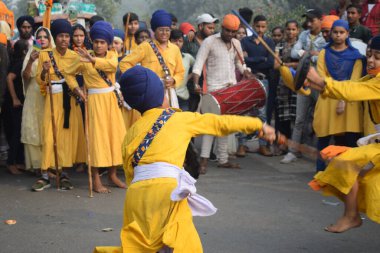 Delhi, Hindistan, 15 Ağustos 2024 - Doğu Delhi bölgesinde Guru Nanak Dev, Nagar Kirtan 'ın doğum günü dolayısıyla geleneksel Nagar Kirtan, geleneksel Nagar geçit töreninde Sihler gatka ve dövüş sanatları sergiliyor