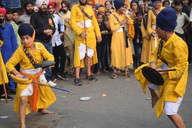 Delhi, Hindistan, 15 Ağustos 2024 - Doğu Delhi bölgesinde Guru Nanak Dev, Nagar Kirtan 'ın doğum günü dolayısıyla geleneksel Nagar Kirtan, geleneksel Nagar geçit töreninde Sihler gatka ve dövüş sanatları sergiliyor