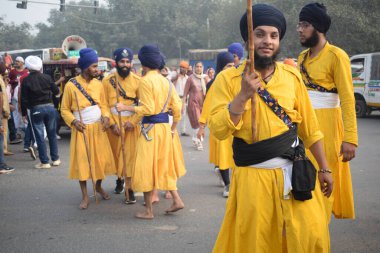 Delhi, Hindistan, 15 Ağustos 2024 - Doğu Delhi bölgesinde Guru Nanak Dev, Nagar Kirtan 'ın doğum günü dolayısıyla geleneksel Nagar Kirtan, geleneksel Nagar geçit töreninde Sihler gatka ve dövüş sanatları sergiliyor