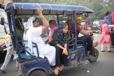 Delhi, Hindistan, 15 Ağustos 2024 - Doğu Delhi bölgesinde Guru Nanak Dev, Nagar Kirtan 'ın doğum günü dolayısıyla geleneksel Nagar Kirtan, geleneksel Nagar geçit töreninde Sihler gatka ve dövüş sanatları sergiliyor