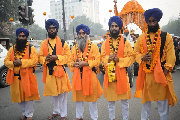 Delhi, Hindistan, 15 Ağustos 2024 - Doğu Delhi bölgesinde Guru Nanak Dev, Nagar Kirtan 'ın doğum günü dolayısıyla geleneksel Nagar Kirtan, geleneksel Nagar geçit töreninde Sihler gatka ve dövüş sanatları sergiliyor