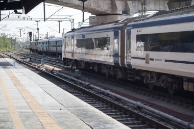 Delhi, Hindistan, Haziran 09 2024 - Vande Bharat Ekspres treni Delhi 'den Anand Vihar tren istasyonundan Dehradun' a gidiyor, Vande Bharat Hindistan 'ın en hızlı treni