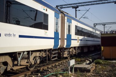 Delhi, Hindistan, Haziran 09 2024 - Vande Bharat Ekspres treni Delhi 'den Anand Vihar tren istasyonundan Dehradun' a gidiyor, Vande Bharat Hindistan 'ın en hızlı treni