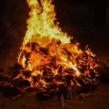 Siyah arka planda alevler, alev alev dokusu arka planda, çok güzel, ateş yanıyor, ateş odun ve inek gübresi ateşiyle yanıyor.
