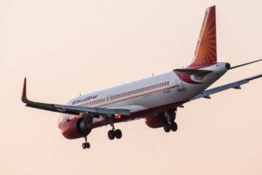 Yeni Delhi, Hindistan, 10 Haziran 2024 - Indra Gandhi Uluslararası Havalimanı Delhi 'den kalkan Air India Airbus A320, gündüz vakti mavi gökyüzünde uçan Hindistan iç uçağı