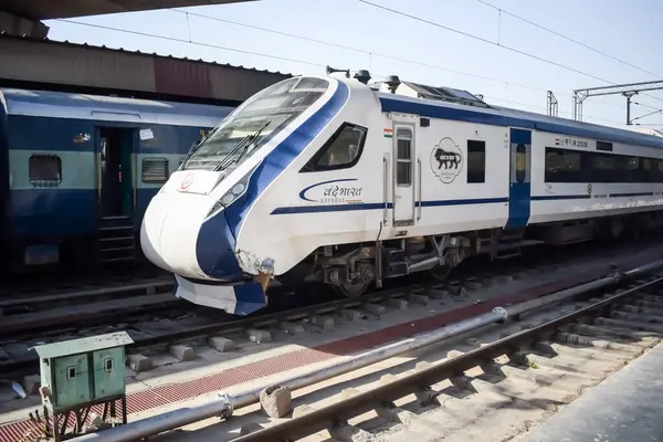 Delhi, Hindistan, Haziran 09 2024 - Vande Bharat Ekspres treni Delhi 'den Anand Vihar tren istasyonundan Dehradun' a gidiyor, Vande Bharat Hindistan 'ın en hızlı treni