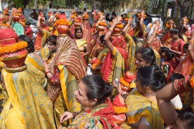 Yeni Delhi, Hindistan 25 Temmuz 2024 - Jagannath Tapınağı sırasında Kalaşlı kadınlar Mangal Kalash Yatra, Hintli Hintli dindarlar üzerinde hindistancevizi olan toprak kapları taşıyorlar