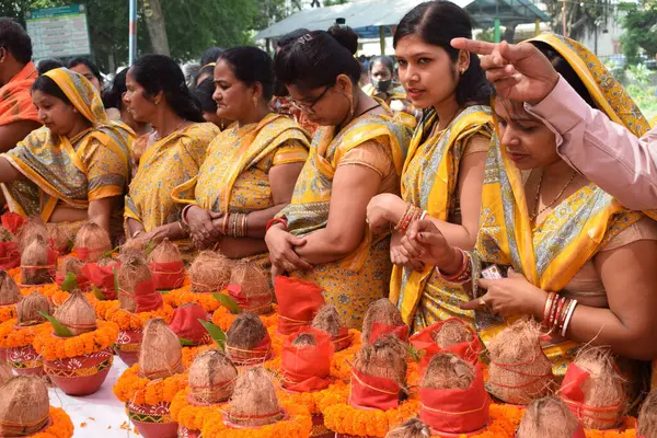 stock image New Delhi, India July 25 2024 - Women with Kalash on head during Jagannath Temple Mangal Kalash Yatra, Indian Hindu devotees carry earthen pots containing sacred water with a coconut on top