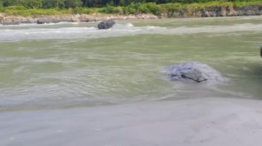 Ganga, Haridwar, Uttarakhand, Hindistan 'daki Har Ki Paudi' de görüldü. Ganga Nehri, Hindistan 'ın Ganj nehri üzerindeki Haridwar Vadisi' ndeki Hindular için en kutsal nehirdir.