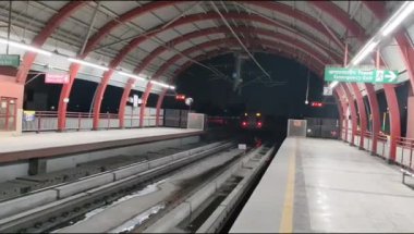 Yeni Delhi, Hindistan, 12 Ağustos 2024 - Delhi treni Yeni Delhi, Hindistan, Asya 'daki Jhandewalan metro istasyonuna varıyor.