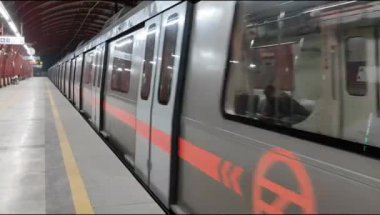 Yeni Delhi, Hindistan, 12 Ağustos 2024 - Delhi treni Yeni Delhi, Hindistan, Asya 'daki Jhandewalan metro istasyonuna varıyor.