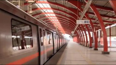 Yeni Delhi, Hindistan, 12 Ağustos 2024 - Delhi treni Yeni Delhi, Hindistan, Asya 'daki Jhandewalan metro istasyonuna varıyor.