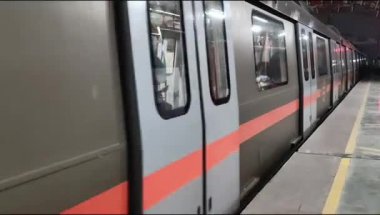 Yeni Delhi, Hindistan, 12 Ağustos 2024 - Delhi treni Yeni Delhi, Hindistan, Asya 'daki Jhandewalan metro istasyonuna varıyor.