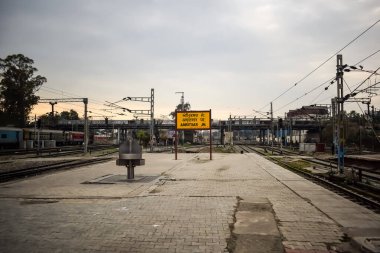 Amritsar, Hindistan, 3 Haziran 2024 - Amritsar Tren İstasyonu Sabah Saati, Amritsar Tren İstasyonu Pankartı