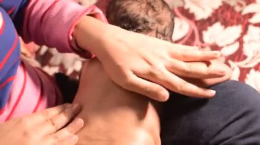 10 aylık anne, evde yağ masajı yapan sevimli küçük Hintli çocuk, yağ masajının tadını çıkaran küçük sevimli çocuk, küçük bebek anne tarafından sağlıklı bir masajın keyfini çıkarıyor.