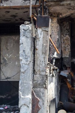 Çocuk yuvası hastanesinde gece yarısı yangın çıktı. Doğu Delhi, Hindistan 'da oksijen tüpü patladığında. Hastanedeki yangın tüm hastanenin yok olduğu yerde.