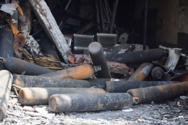Çocuk yuvası hastanesinde gece yarısı yangın çıktı. Doğu Delhi, Hindistan 'da oksijen tüpü patladığında. Hastanedeki yangın tüm hastanenin yok olduğu yerde.