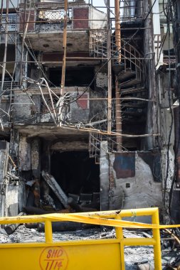 Çocuk yuvası hastanesinde gece yarısı yangın çıktı. Doğu Delhi, Hindistan 'da oksijen tüpü patladığında. Hastanedeki yangın tüm hastanenin yok olduğu yerde.