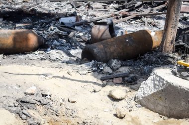 Çocuk yuvası hastanesinde gece yarısı yangın çıktı. Doğu Delhi, Hindistan 'da oksijen tüpü patladığında. Hastanedeki yangın tüm hastanenin yok olduğu yerde.