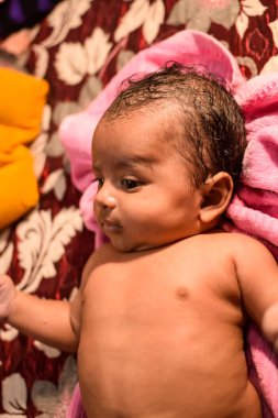 10 aylık sevimli Hintli çocuk evde annesine yağ masajı yapıyor, küçük tatlı çocuk yağ masajının tadını çıkarıyor, küçük çocuk annesinin sağlıklı masajının keyfini çıkarıyor.