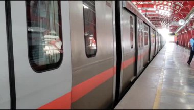 Yeni Delhi, Hindistan, 12 Ağustos 2024 - Delhi treni Yeni Delhi, Hindistan, Asya 'daki Jhandewalan metro istasyonuna varıyor.