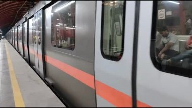 Yeni Delhi, Hindistan, 12 Ağustos 2024 - Delhi treni Yeni Delhi, Hindistan, Asya 'daki Jhandewalan metro istasyonuna varıyor.