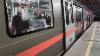 Yeni Delhi, Hindistan, 12 Ağustos 2024 - Delhi treni Yeni Delhi, Hindistan, Asya 'daki Jhandewalan metro istasyonuna varıyor.